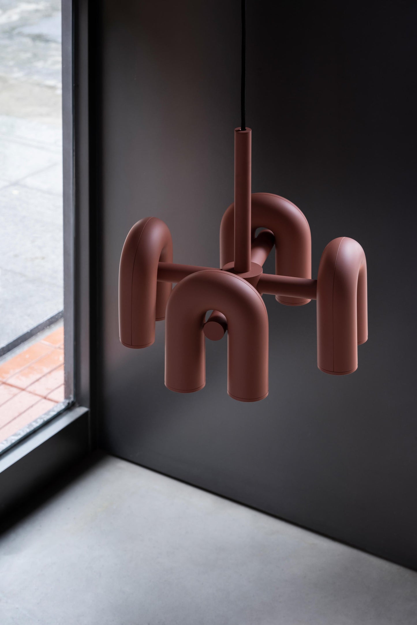 Moderne Designer-Hängelampe mit skulpturalem Rohr-Design – Eyecatcher für Wohnzimmer, Loft & Essbereich – Kreative Deckenleuchte mit Industrial-Touch