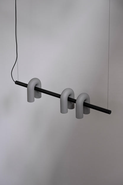 Moderne Designer-Hängelampe mit skulpturalem Rohr-Design – Eyecatcher für Wohnzimmer, Loft & Essbereich – Kreative Deckenleuchte mit Industrial-Touch