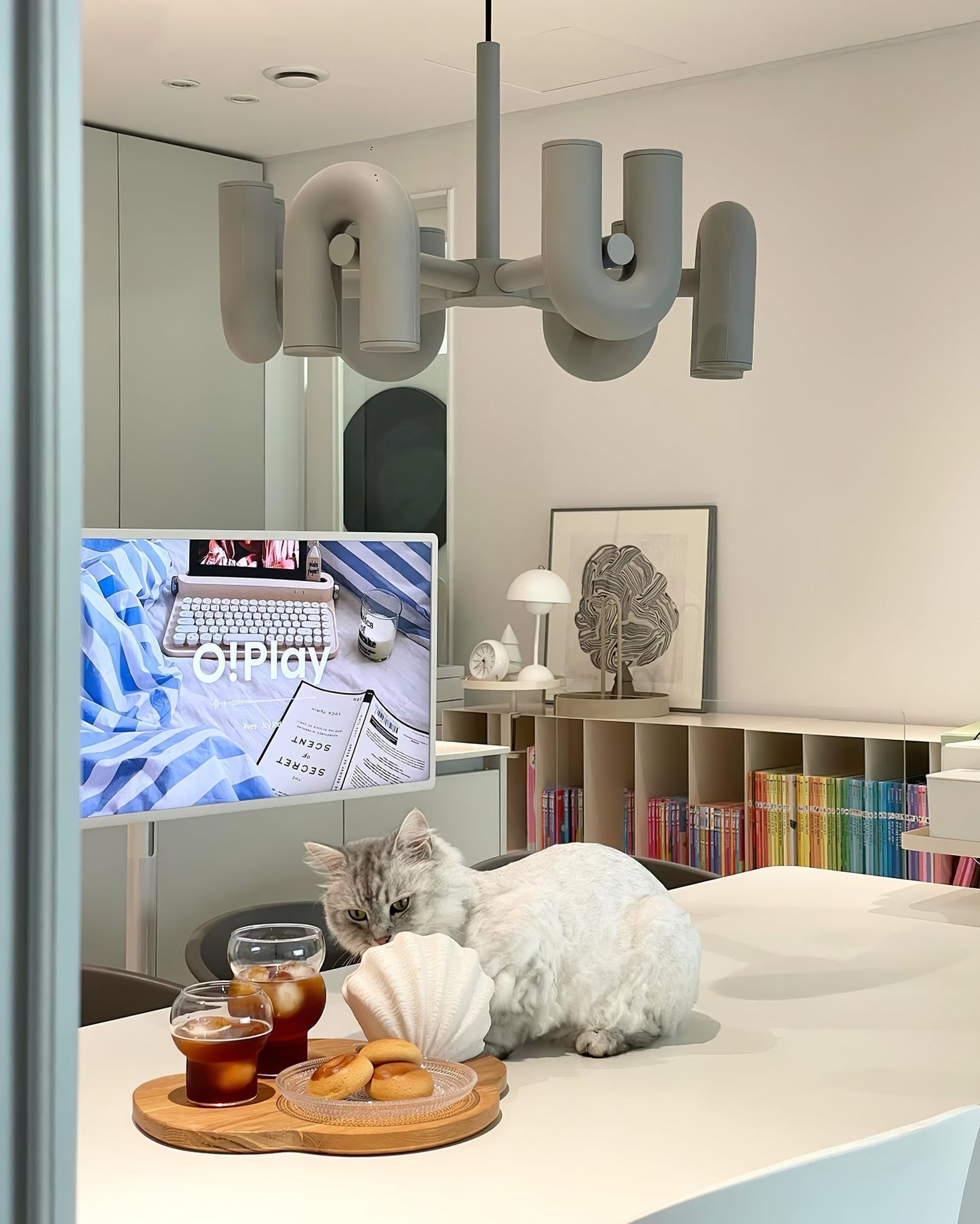 Moderne Designer-Hängelampe mit skulpturalem Rohr-Design – Eyecatcher für Wohnzimmer, Loft & Essbereich – Kreative Deckenleuchte mit Industrial-Touch