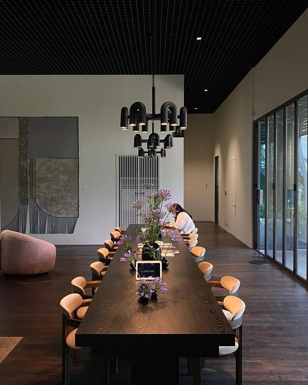 Moderne Designer-Hängelampe mit skulpturalem Rohr-Design – Eyecatcher für Wohnzimmer, Loft & Essbereich – Kreative Deckenleuchte mit Industrial-Touch