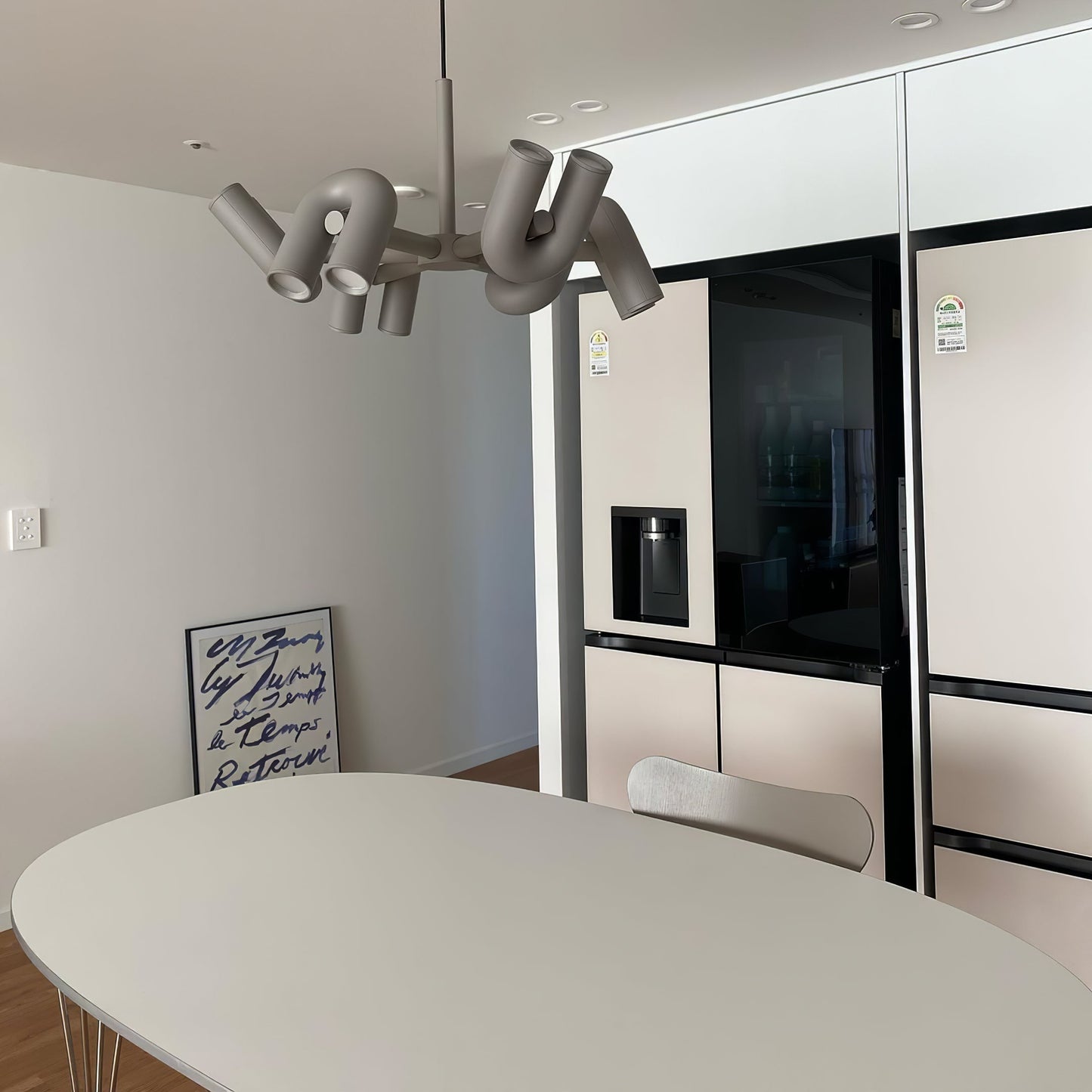 Moderne Designer-Hängelampe mit skulpturalem Rohr-Design – Eyecatcher für Wohnzimmer, Loft & Essbereich – Kreative Deckenleuchte mit Industrial-Touch