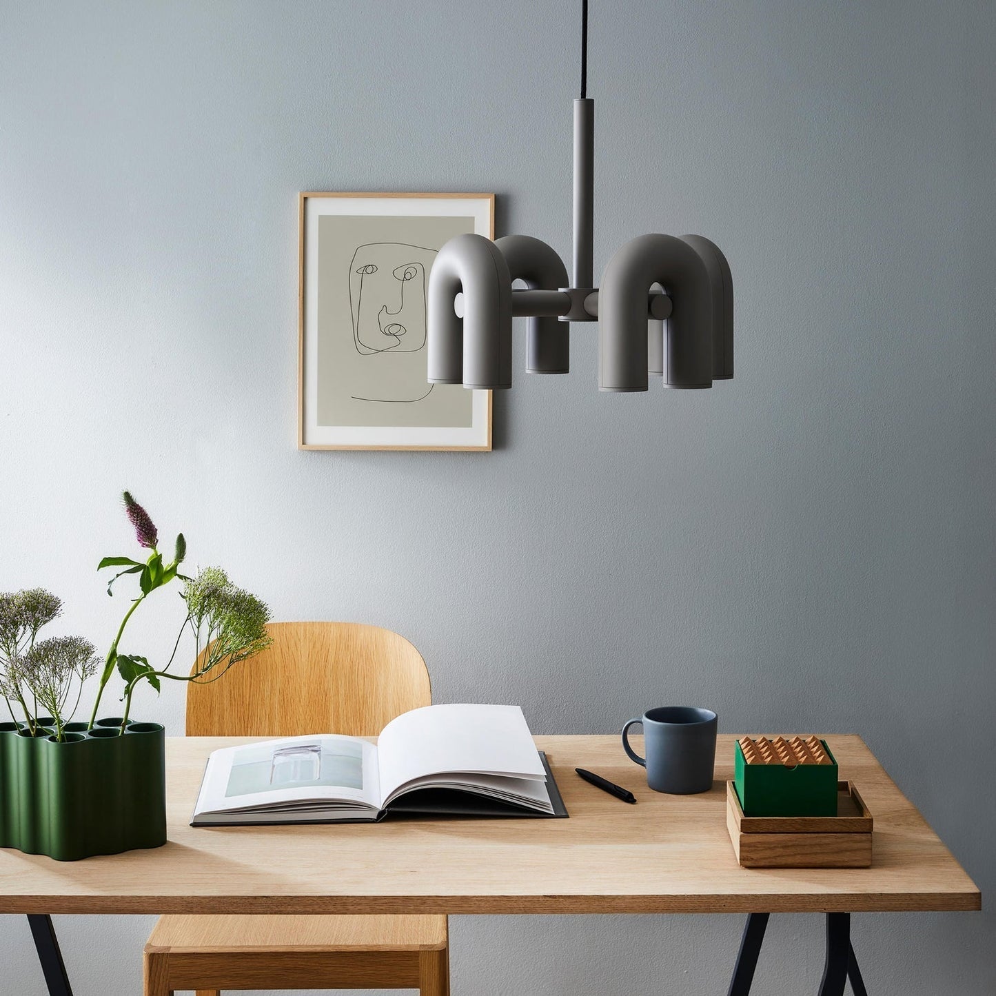 Moderne Designer-Hängelampe mit skulpturalem Rohr-Design – Eyecatcher für Wohnzimmer, Loft & Essbereich – Kreative Deckenleuchte mit Industrial-Touch