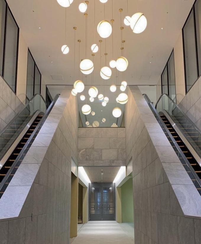 Moderne Pendelleuchte Kugel Design – Luxuriöse Hängelampe mit Messing Akzent für Wohnzimmer & Treppenhaus