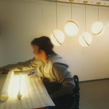 Moderne Pendelleuchte Kugel Design – Luxuriöse Hängelampe mit Messing Akzent für Wohnzimmer & Treppenhaus