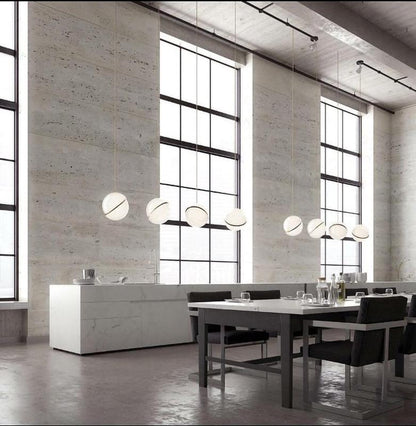 Moderne Pendelleuchte Kugel Design – Luxuriöse Hängelampe mit Messing Akzent für Wohnzimmer & Treppenhaus