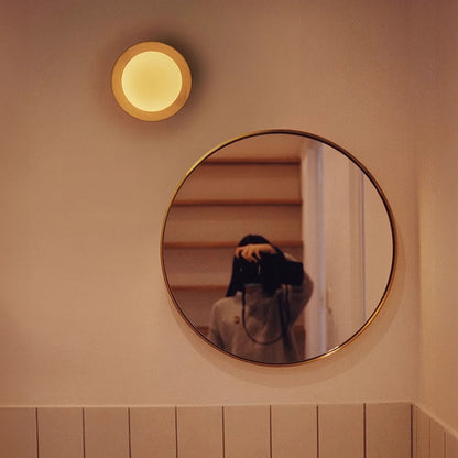 Moderne Wandleuchte aus Glas & Naturholz – Minimalistisches Design in Weiß, G9-Fassung, für Innenräume