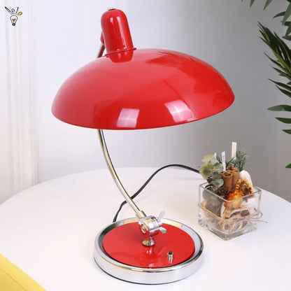 Vintage Schreibtischlampe im Retro-Stil – Verstellbare LED Tischleuchte mit Metallfuß und gebogenem Arm