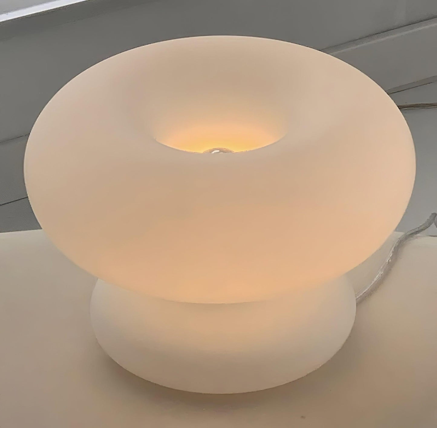 Donut Tischlampe im modernen Design – Runde Glasleuchte mit Druckschalter und E14/G9-Fassung für stilvolle Innenbeleuchtung