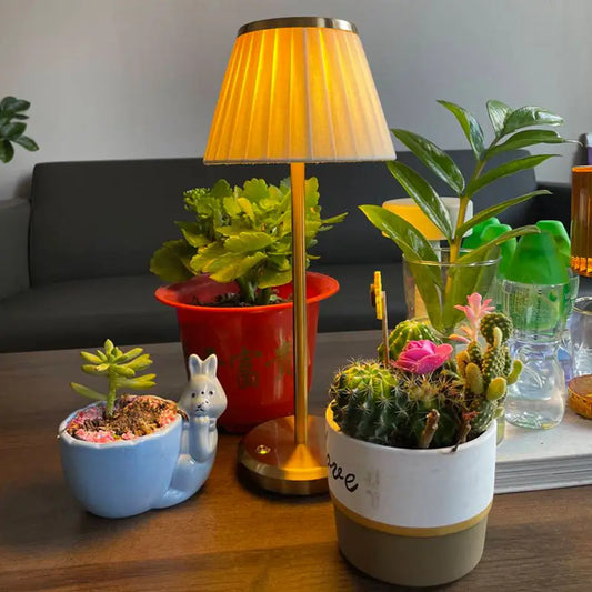 Kabellose Kupfer Tischlampe mit Plissee-Schirm – Elegante LED-Lampe für Wohn- und Schlafzimmer