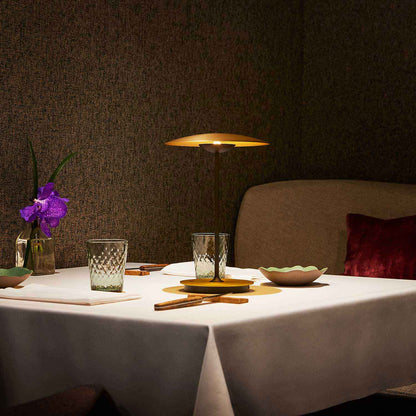 Moderne LED-Tischlampe aus Metall mit Druckknopfschalter – Stilvolle Designerleuchte mit warmem bis kühlem Licht für elegantes Raumambiente