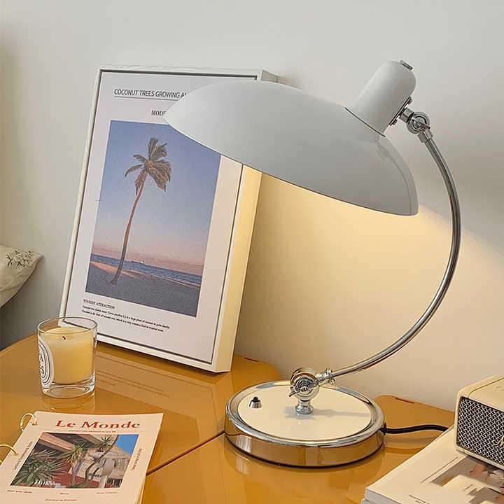 Vintage Schreibtischlampe im Retro-Stil – Verstellbare LED Tischleuchte mit Metallfuß und gebogenem Arm