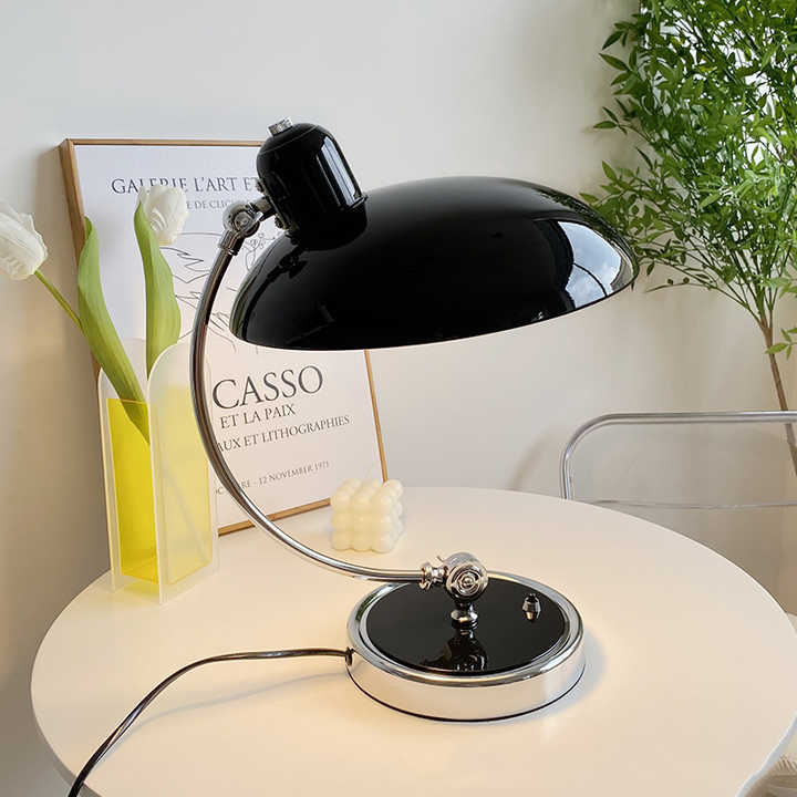Vintage Schreibtischlampe im Retro-Stil – Verstellbare LED Tischleuchte mit Metallfuß und gebogenem Arm