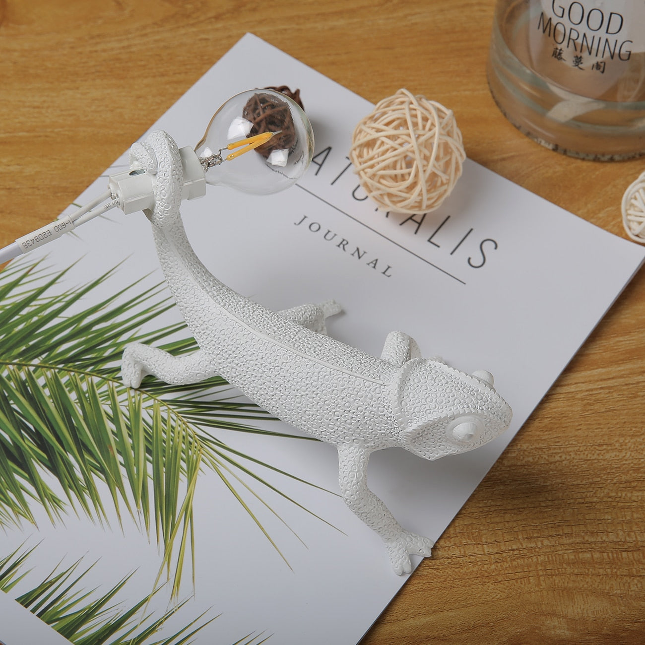 Moderne Tier-Tischlampe mit Eidechsenfuß aus Harz – Künstlerische LED-Leuchte mit E14-Fassung für charaktervolle Wohnakzente