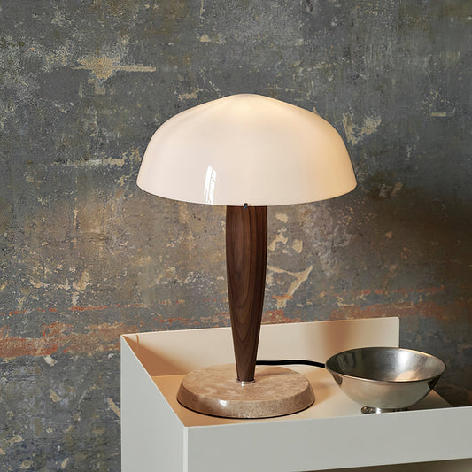 Herman Tischlampe – E14-Fassung, Glas-Walnuss-Marmor Design, LED-kompatibel, literarisch inspiriert