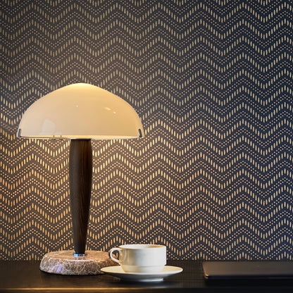 Herman Tischlampe – E14-Fassung, Glas-Walnuss-Marmor Design, LED-kompatibel, literarisch inspiriert