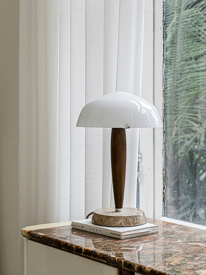 Herman Tischlampe – E14-Fassung, Glas-Walnuss-Marmor Design, LED-kompatibel, literarisch inspiriert