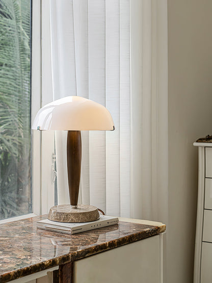 Herman Tischlampe – E14-Fassung, Glas-Walnuss-Marmor Design, LED-kompatibel, literarisch inspiriert