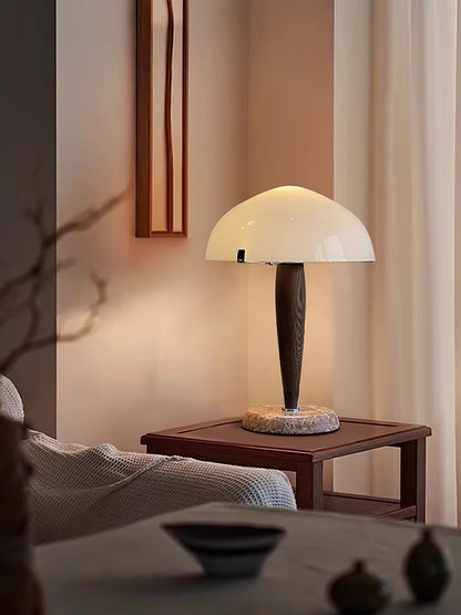 Herman Tischlampe – E14-Fassung, Glas-Walnuss-Marmor Design, LED-kompatibel, literarisch inspiriert