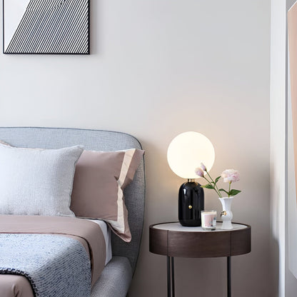 Elegante Kugel-Tischlampe – LED Nachttischlampe mit Goldfuß und Milchglas-Kugel für Schlafzimmer & Wohnzimmer