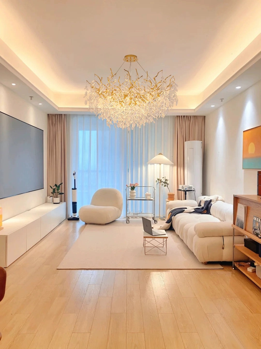 Luxuriöser Kristall Kronleuchter in Blätter-Design – Designer Hängeleuchte für Wohnzimmer, Esszimmer & Hotel – Goldene Äste & Glaskristalle