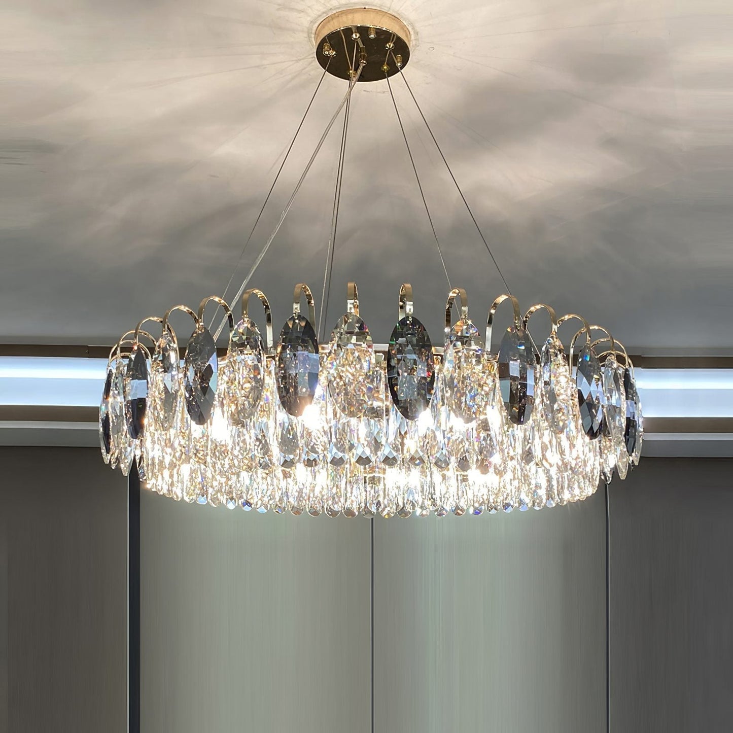 Eleganter Kristall Kronleuchter für Wohnzimmer & Esszimmer – Luxus Deckenlampe mit Tropfen-Kristallen & Goldrahmen – Modern Glamour Design