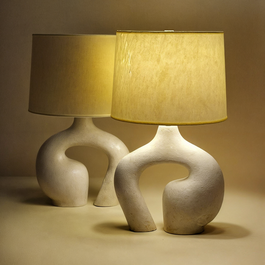 Skulpturale Tischlampe im organischen Design – Moderne Design-Leuchte für Wohnzimmer, Schlafzimmer & Atelier