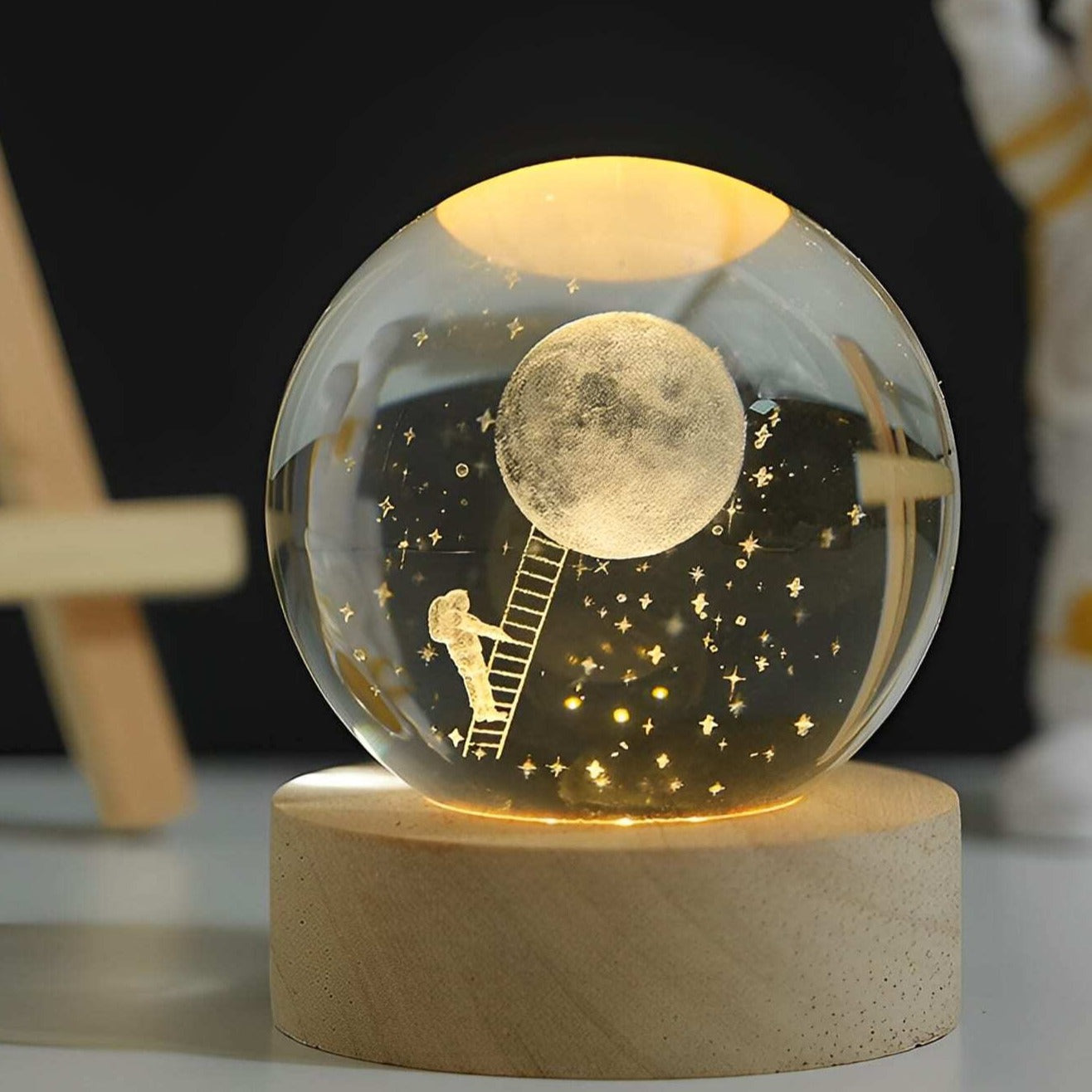 Kristallkugel LED Nachtlicht mit Mond & Astronaut – Magische Tischlampe fürs Schlafzimmer & Geschenke