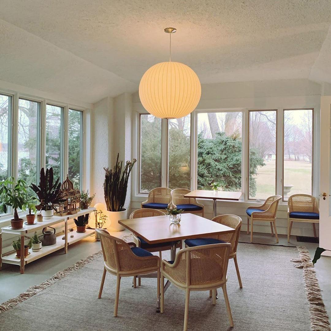 Kugelförmige Pendelleuchte mit feiner Faltenstruktur – Minimalistische Hängelampe für Schlafzimmer, Wohnzimmer & Flur