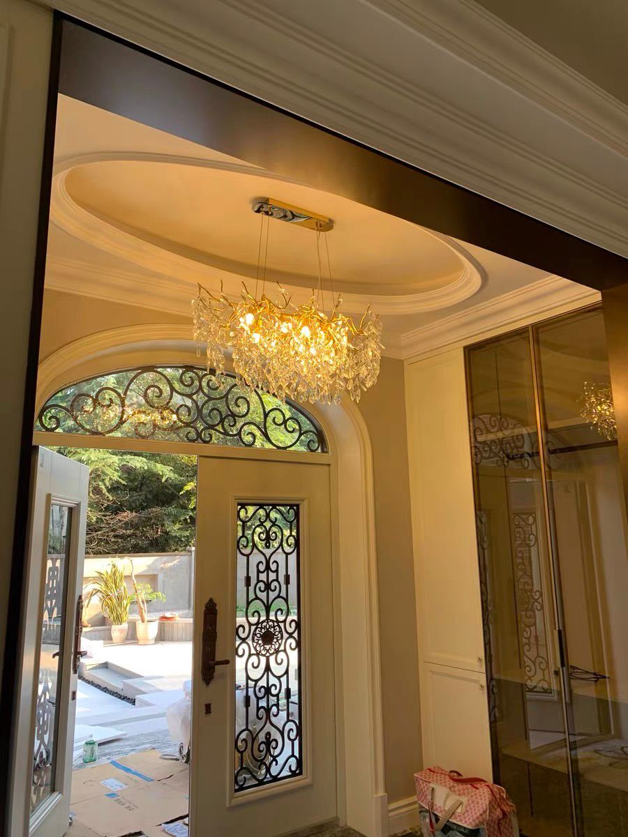 Luxuriöser Kristall Kronleuchter in Blätter-Design – Designer Hängeleuchte für Wohnzimmer, Esszimmer & Hotel – Goldene Äste & Glaskristalle