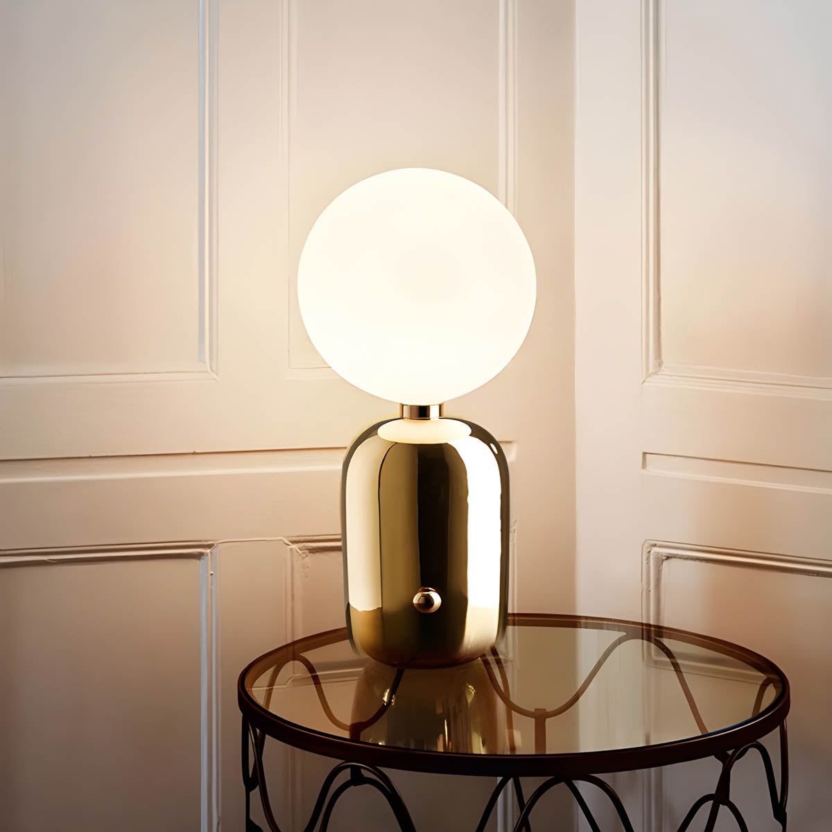 Moderne Tischlampe mit weißem Kugelschirm – Elegantes Design aus gold- und schwarzfarbenem Metall für Wohnzimmer, Schlafzimmer, Büro Dekoration