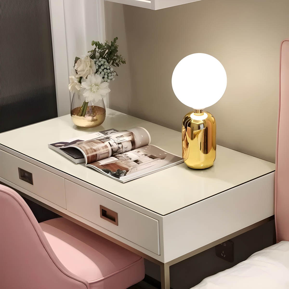 Moderne Tischlampe mit weißem Kugelschirm – Elegantes Design aus gold- und schwarzfarbenem Metall für Wohnzimmer, Schlafzimmer, Büro Dekoration
