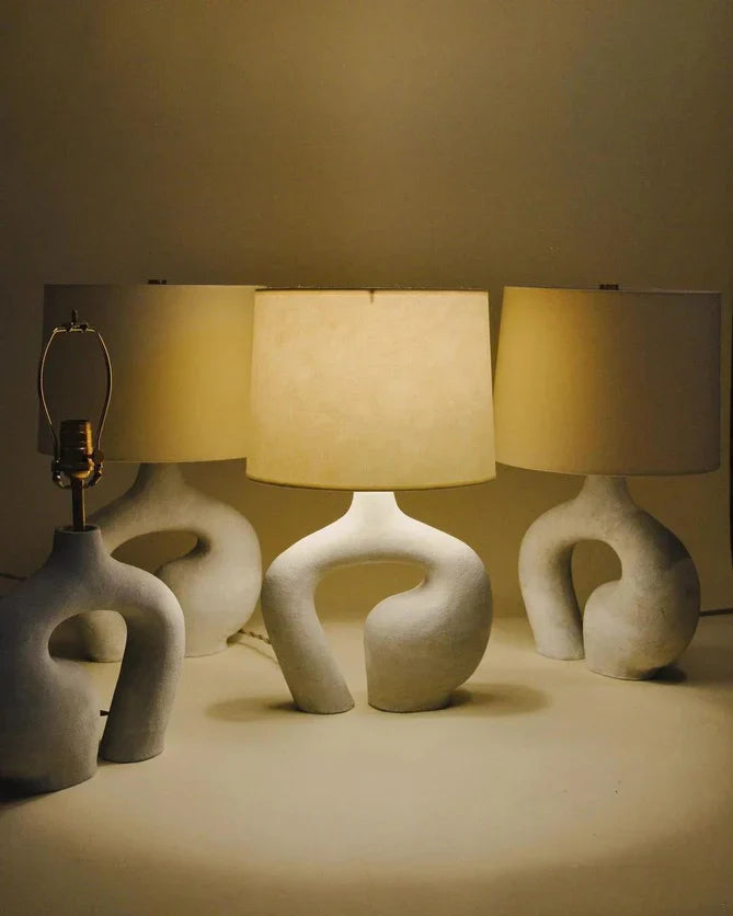 Skulpturale Tischlampe im organischen Design – Moderne Design-Leuchte für Wohnzimmer, Schlafzimmer & Atelier