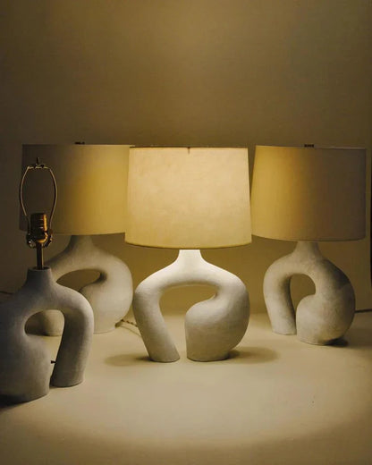 Skulpturale Tischlampe im organischen Design – Moderne Design-Leuchte für Wohnzimmer, Schlafzimmer & Atelier