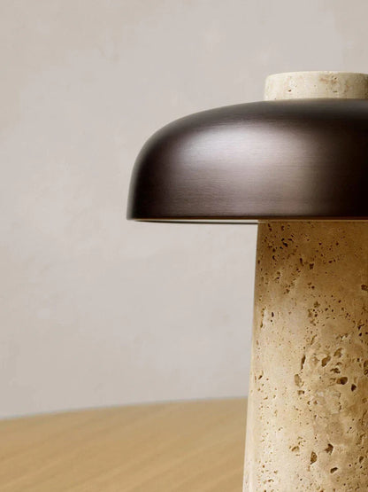 Design Tischlampe mit Travertin-Sockel & schwarzem Metallschirm – Modernes Wohnaccessoire für Wohnzimmer & Schlafzimmer