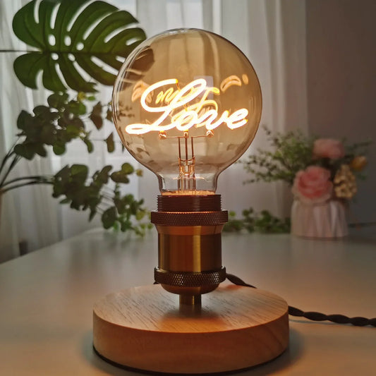 Retro Glühbirne LED mit Schriftzug - Vintage Tischlampe mit Holzsockel, Dekorative Beleuchtung für Wohnzimmer & Schlafzimmer