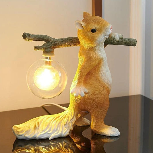 Eichhörnchen Tischlampe – Skurriles Design mit G9-Fassung, LED-kompatibel, Harz & Glas, Ø25 cm