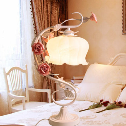 Elegante Tischlampe im europäischen Stil – Vintage Design mit Rosen-Dekor und Glas-Schirm