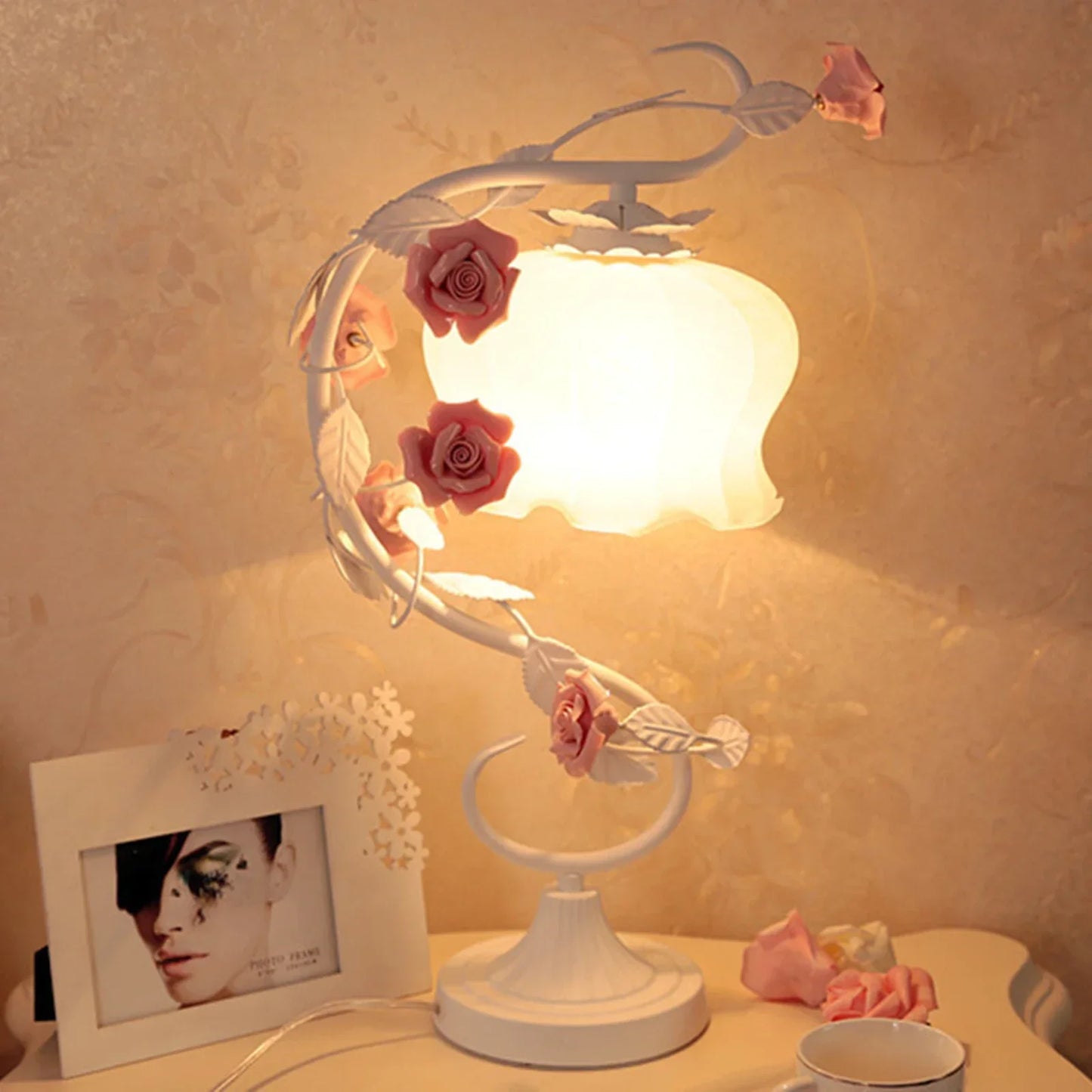 Elegante Tischlampe im europäischen Stil – Vintage Design mit Rosen-Dekor und Glas-Schirm