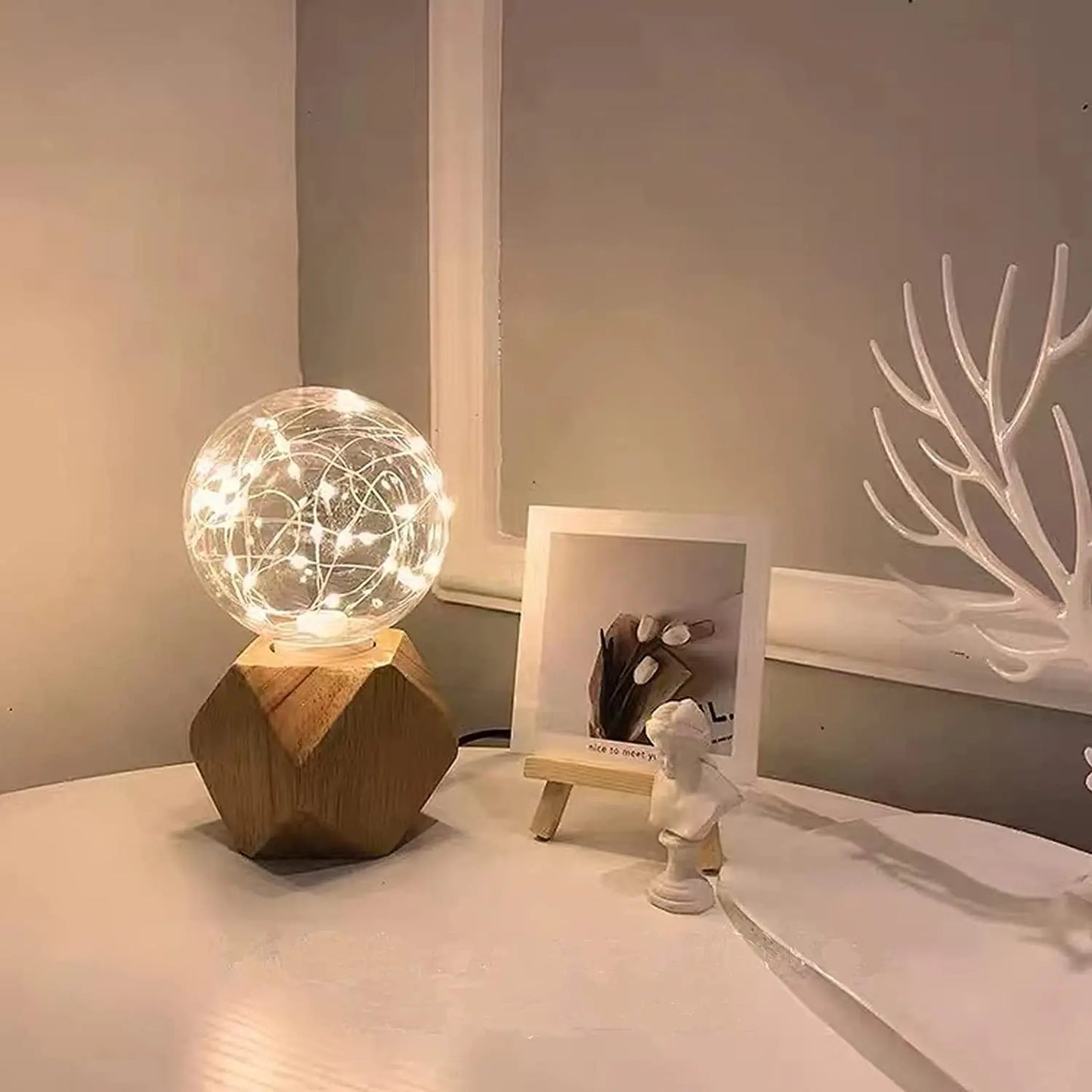 Retro Holz Tischlampe mit Lichterkugel – Dekorative Beleuchtung für Zuhause