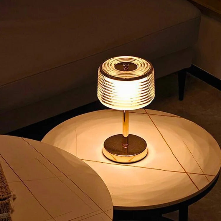 Elegante Tischlampe mit ringförmigem Kristallschirm und warmweißer Lichtauswahl – Dekorative Designerleuchte in Gold