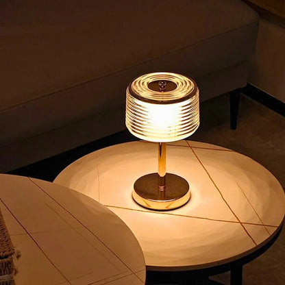 Elegante Tischlampe mit ringförmigem Kristallschirm und warmweißer Lichtauswahl – Dekorative Designerleuchte in Gold