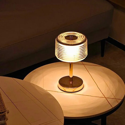 Elegante Tischlampe mit ringförmigem Kristallschirm und warmweißer Lichtauswahl – Dekorative Designerleuchte in Gold