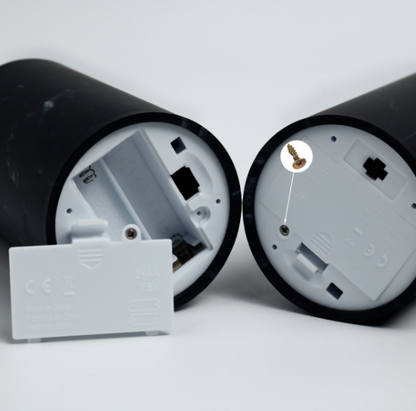 LED-Kerze mit Flammeneffekt – Stimmungsvolle Wachskerze mit Glashülle und warmweißem Licht