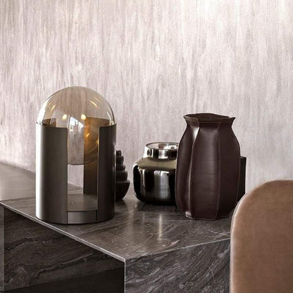 Moderne Stehlampe im futuristischen Design – Elegante LED-Säulenleuchte mit Glaskugel für Wohnzimmer & Büro