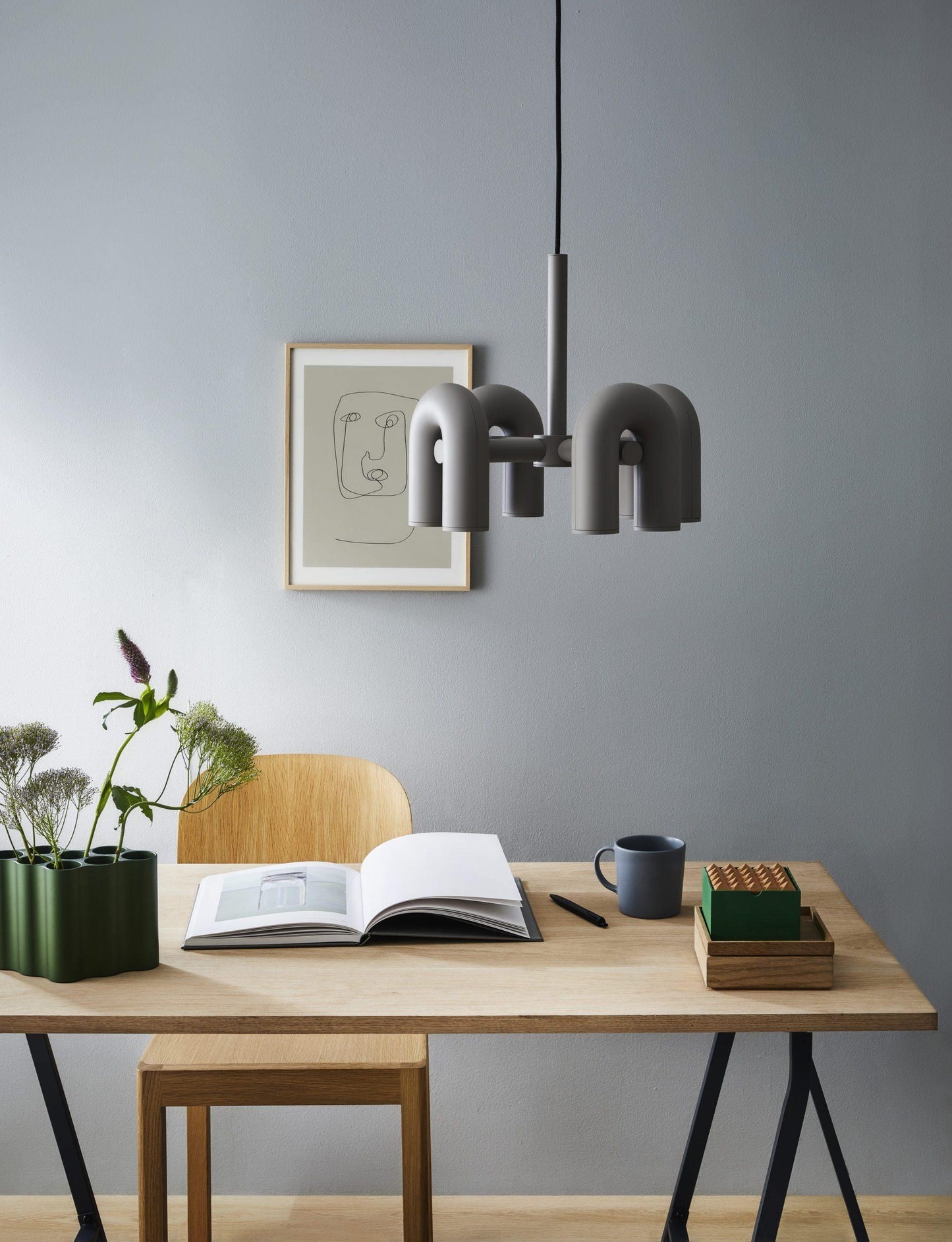 Moderne Designer-Hängelampe mit skulpturalem Rohr-Design – Eyecatcher für Wohnzimmer, Loft & Essbereich – Kreative Deckenleuchte mit Industrial-Touch