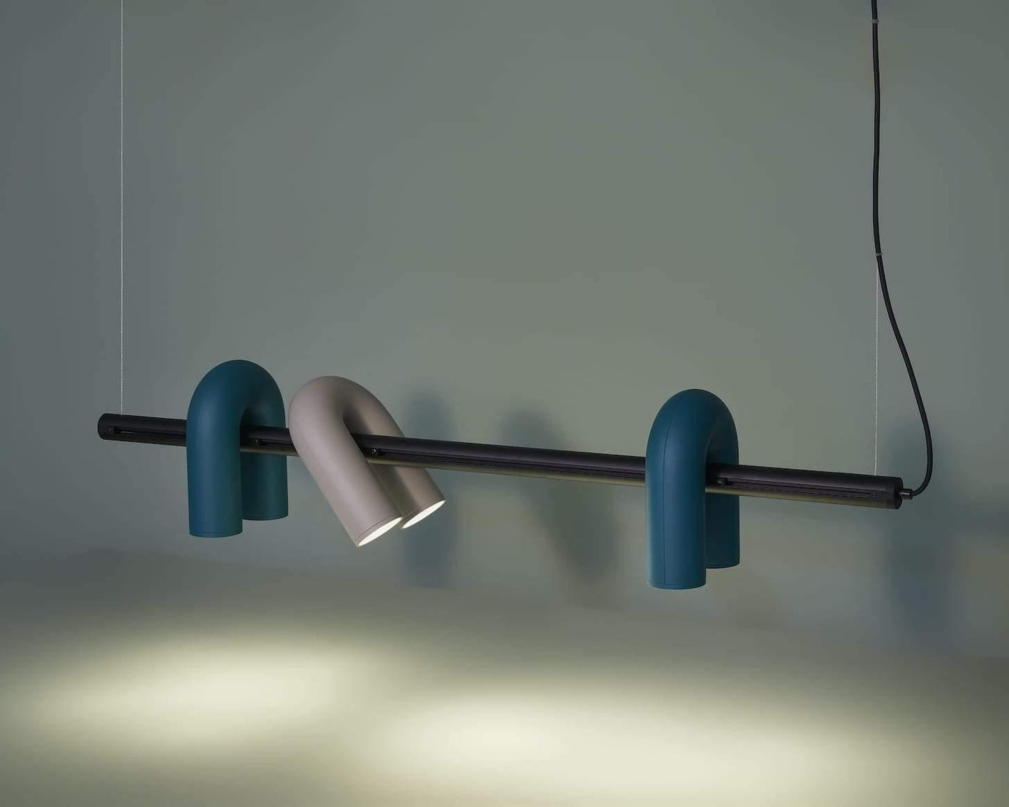 Moderne Designer-Hängelampe mit skulpturalem Rohr-Design – Eyecatcher für Wohnzimmer, Loft & Essbereich – Kreative Deckenleuchte mit Industrial-Touch