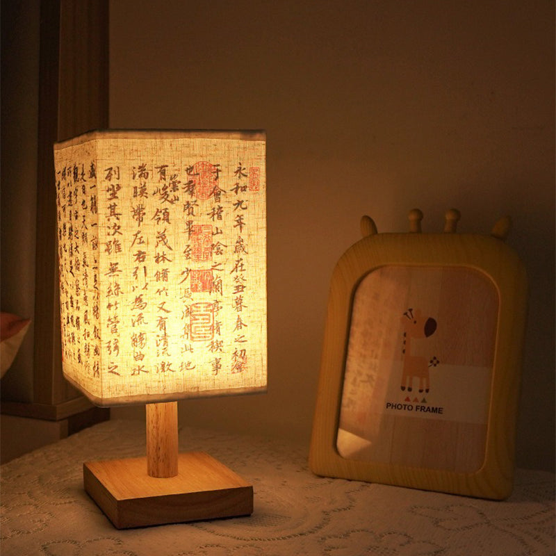 LED Tischlampe im quadratischen Design – Holzbasis mit japanischem Muster