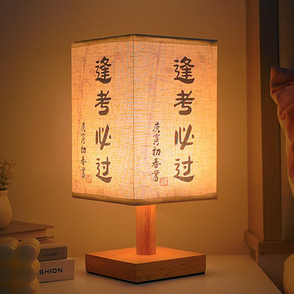 LED Tischlampe im quadratischen Design – Holzbasis mit japanischem Muster