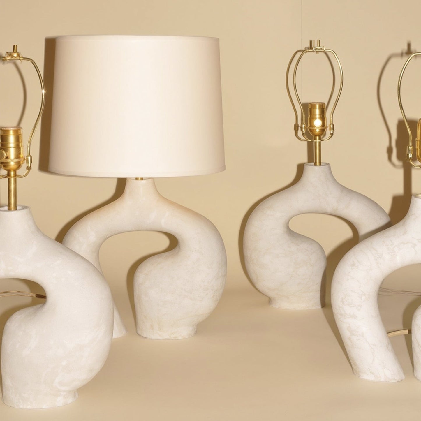 Skulpturale Tischlampe im organischen Design – Moderne Design-Leuchte für Wohnzimmer, Schlafzimmer & Atelier