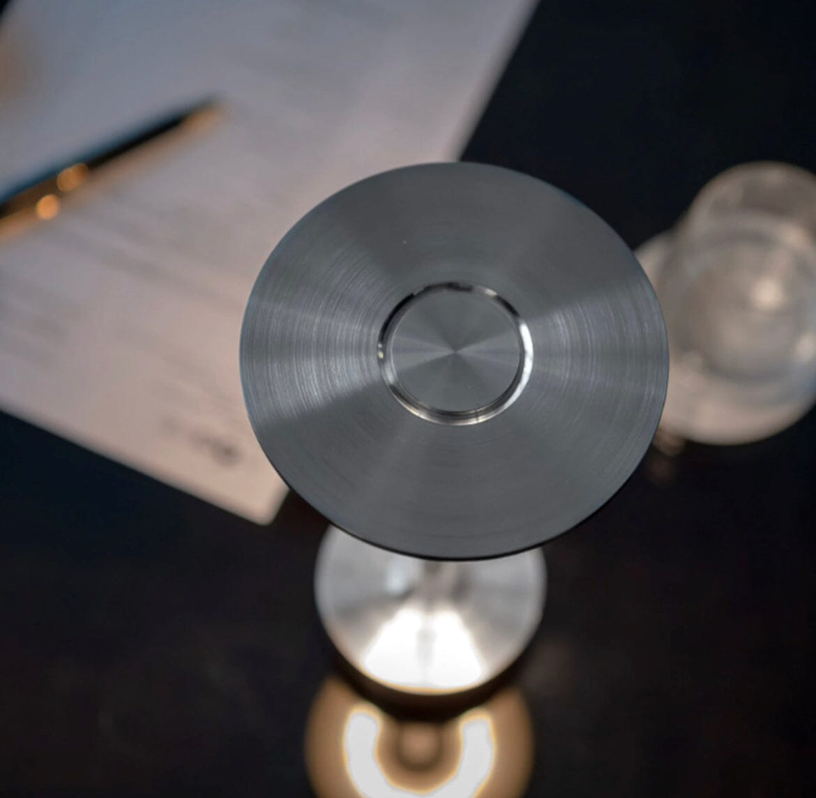 Moderne LED Tischlampe im futuristischen Design – Wiederaufladbare Touch-Leuchte für Wohnzimmer, Büro & Gastronomie